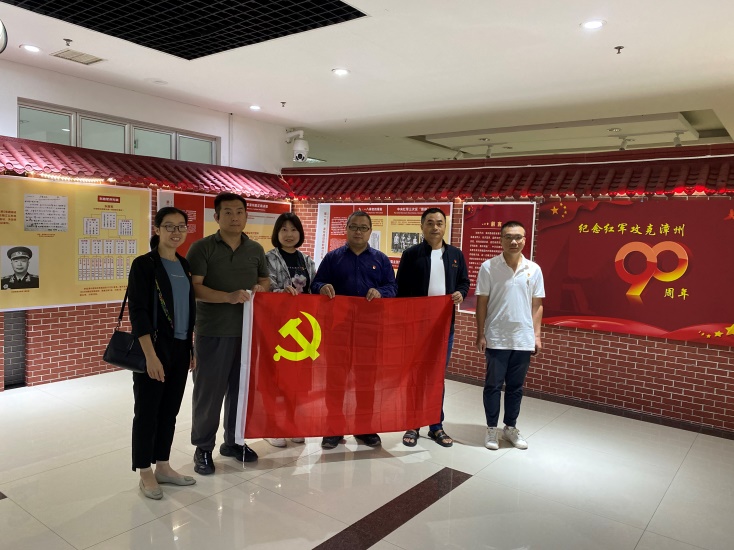 说明: C:\Users\asus\Desktop\闽南师范大学机关党委“听、读、观、展、品、践”六维模式 掀起学习宣传贯彻党的二十大精神热潮\学报党支部参观“红军攻克漳州90周年”图片展.png